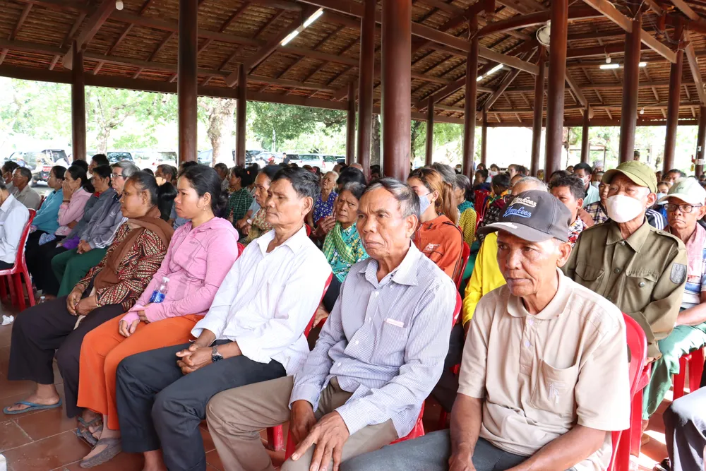 Các gia đình chính sách, gia đình khó khăn tại buổi họp mặt