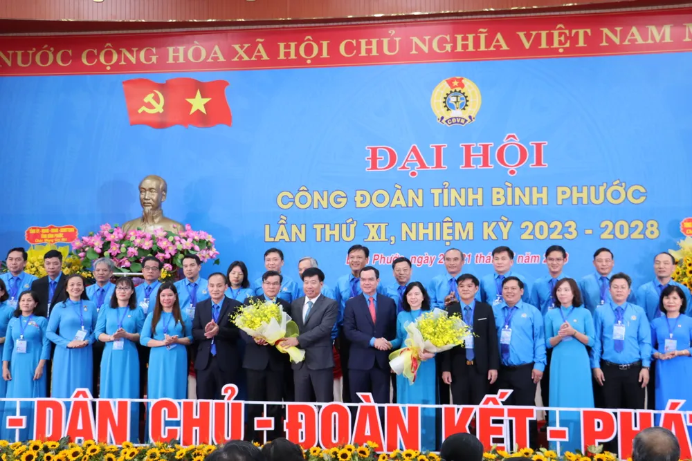Lãnh đạo Tổng LĐLĐ Việt Nam và lãnh đạo tỉnh Bình Phước tặng hoa chúc mừng 39 đại biểu được tín nhiệm bầu vào Ủy viên Ban Chấp hành Công đoàn tỉnh Bình Phước nhiệm kỳ 2023-2028