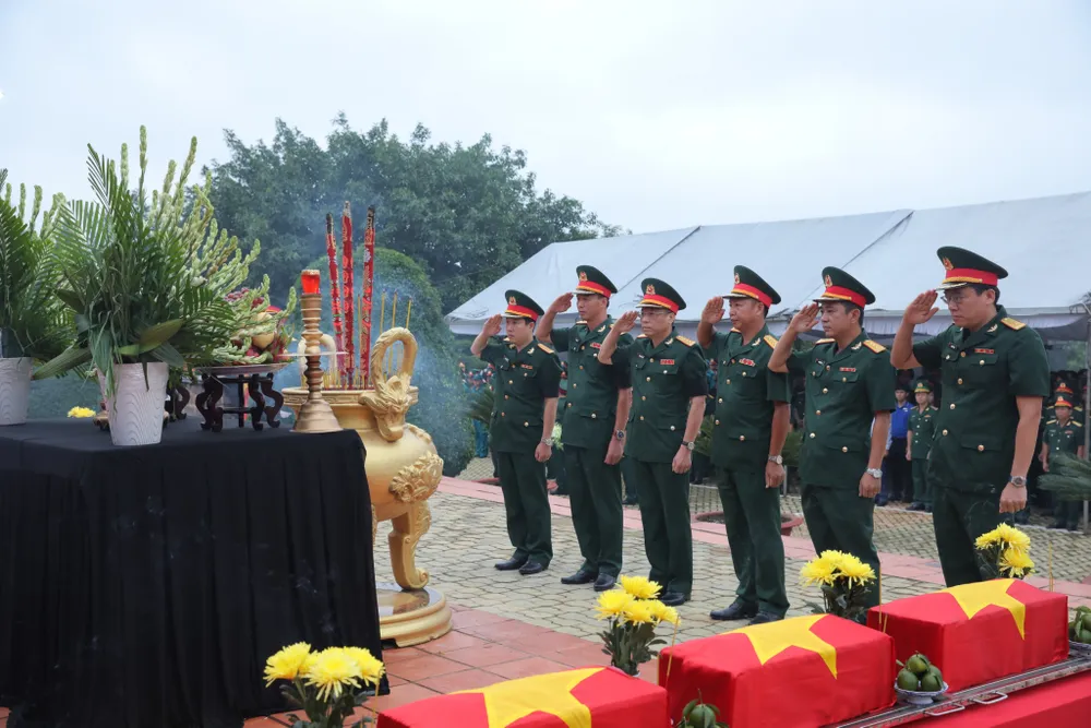 Lãnh đạo lực lượng vũ trang dâng hương tri ân các anh hùng liệt sĩ