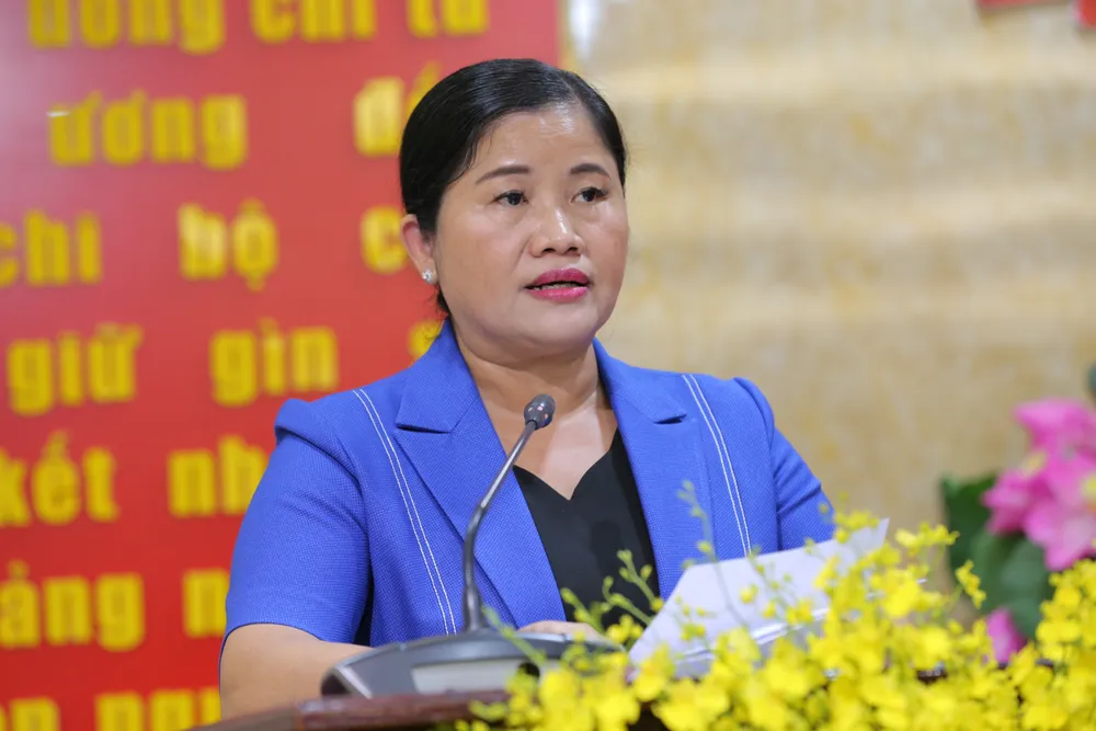 Chủ tịch UBND tỉnh Bình Phước Trần Tuệ Hiền báo cáo tình hình kinh tế - xã hội Chủ tịch UBND tỉnh Bình Phước Trần Tuệ Hiền báo cáo tình hình kinh tế - xã hội