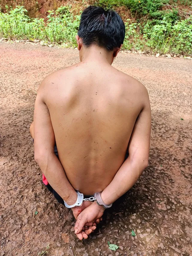 Anh Đậu Ngọc Hoàn bị công an còng tay sau khi bị đánh