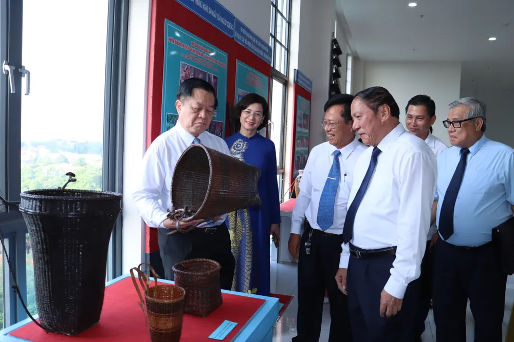 Các đại biểu tham quan gian trưng bày sản phẩm của đồng bào các dân tộc thiểu số tỉnh Bình Phước