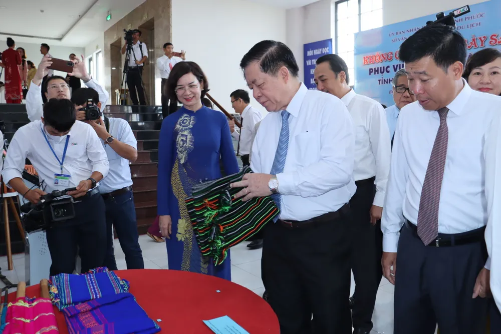 Trưởng Ban Tuyên giáo Trung ương Nguyễn Trọng Nghĩa tham quan gian trưng bày sản phẩm dệt thổ cẩm của đồng bào các dân tộc thiểu số tỉnh Bình Phước