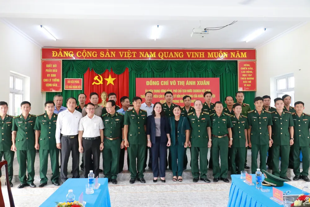 Phó Chủ tịch nước Võ Thị Ánh Xuân và đoàn công tác chụp ảnh lưu niệm với các bộ, chiến sĩ Đồn Biên phòng cửa khẩu Hoàng Diệu