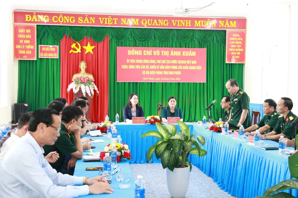 Đại tá Bùi Minh Soái, Chỉ huy trưởng Bộ Chỉ huy Bộ đội biên phòng Bình Phước, báo cáo hoạt động của đơn vị với Phó Chủ tịch nước