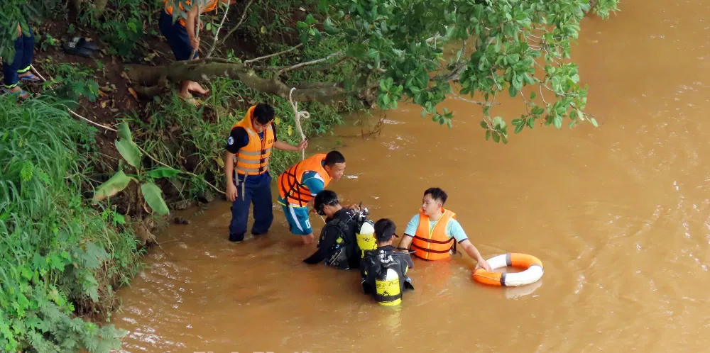 Lực lượng chức năng tìm kiếm nam thanh niên