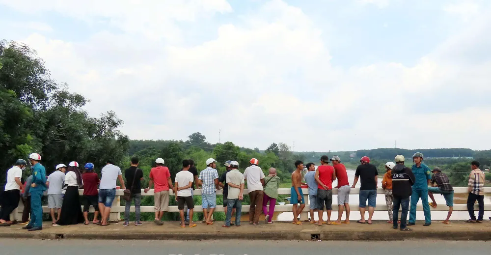 Người dân hiếu kỳ theo dõi các lực lượng tìm kiếm nam thanh niên