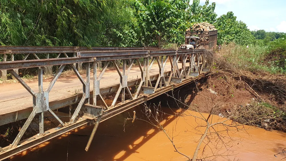 UBND xã Tân Lợi đã cảnh báo người dân và hạn chế tải trọng xe qua lại nhằm hạn chế rủi ro