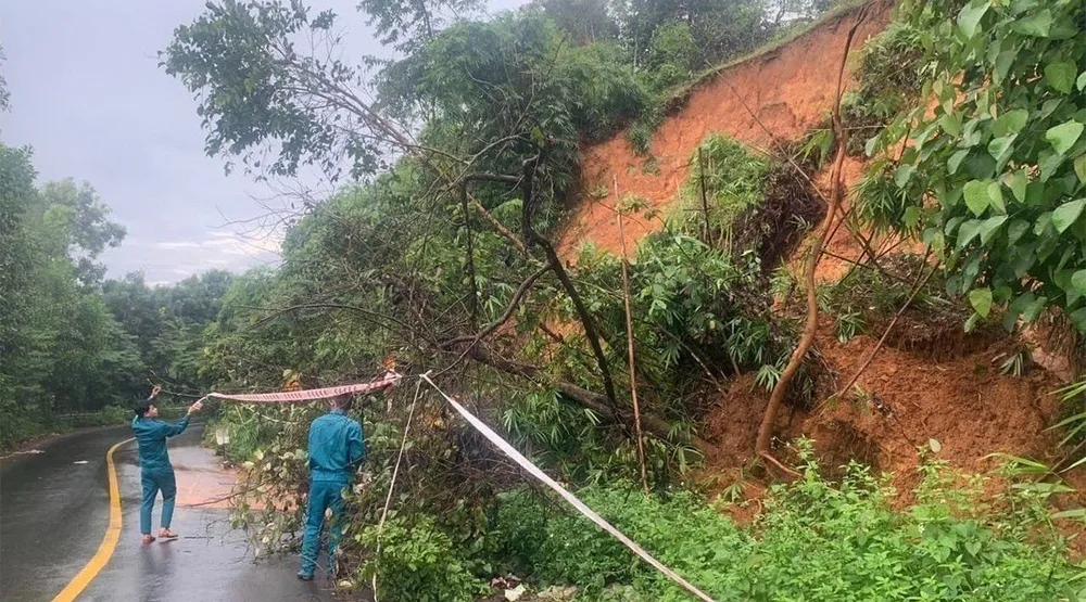 Lực lượng chức năng giăng dây cảnh báo nguy hiểm đến người tham gia giao thông