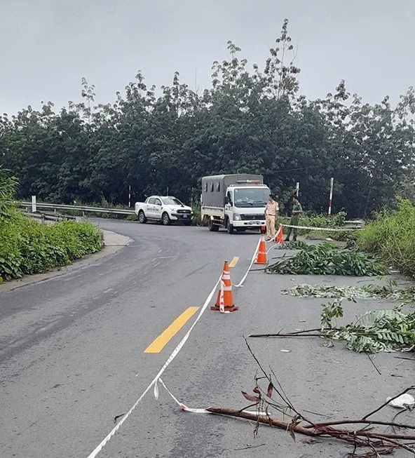 Lực lượng chức năng giăng dây cảnh báo nguy hiểm đến người tham gia giao thông