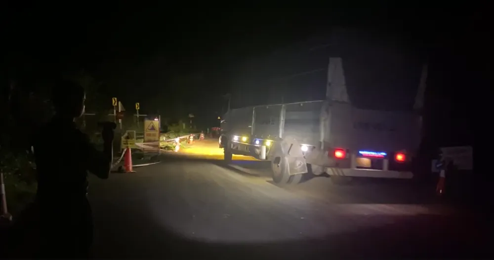 Công an túc trực để đảm bảo an toàn cho các phương tiện lưu thông qua khu vực sạt lở