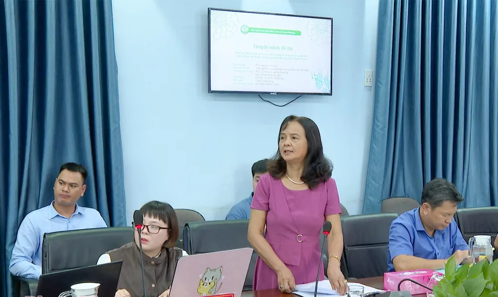 Thạc sĩ Nguyễn Thị Hòa, Viện Nghiên cứu phát triển y dược cổ truyền Việt Nam (đơn vị được xét chọn) - chủ nhiệm đề tài trình bày nội dung nghiên cứu tại cuộc họp
