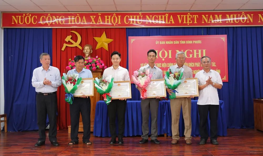 Tuyên dương khen thưởng các tập thể, cá nhân thực hiện chính sách khuyến khích phát triển hợp tác, liên kết trong sản xuất và tiêu thụ sản phẩm nông nghiệp trên địa bàn tỉnh tại hội nghị