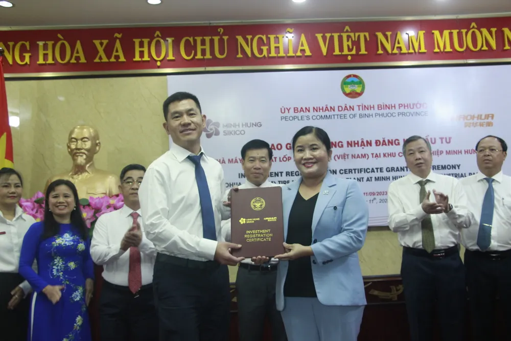 Chủ tịch UBND tỉnh Bình Phước Trần Tuệ Hiền trao giấy chứng nhận đầu tư cho chủ đầu tư Dự án Nhà máy sản xuất lốp xe Haohua (Việt Nam)