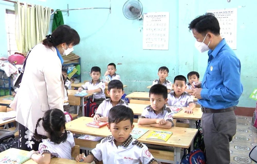 Nhân viên y tế thuộc Trung tâm Y tế thành phố Đồng Xoài kiểm tra, xác minh bệnh đau mắt đỏ tại Trường Tiểu học Tân Phú, phường Tân Phú, TP Đồng Xoài