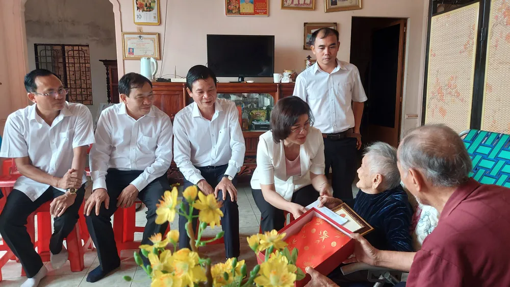 Phó Chủ tịch UBND tỉnh Bình Phước cùng đoàn công tác thăm, chúc thọ cụ Nguyễn Thị Bới, ở xã Minh Hưng, huyện Bù Đăng, tròn 100 tuổi