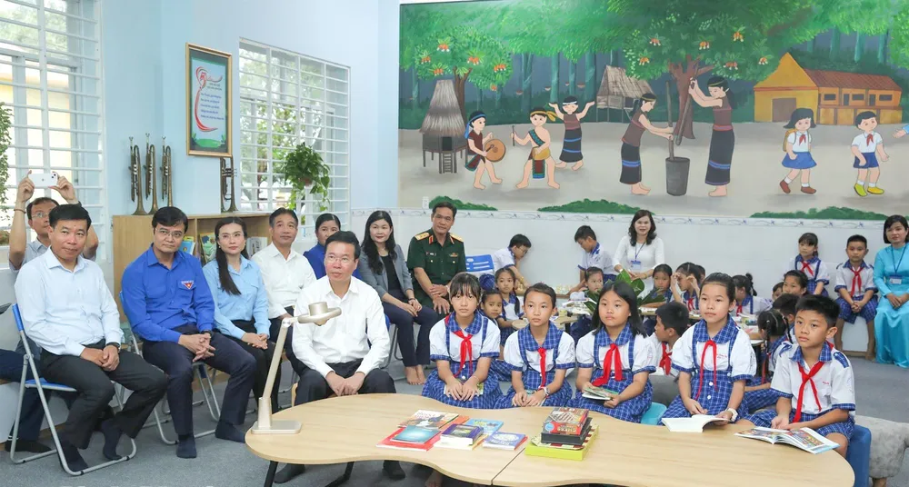 Chủ tịch nước Võ Văn Thưởng tại buổi trao tặng và bàn giao công trình “Không gian đọc sách, tương tác và sinh hoạt Đội” và trao tặng 2 phòng học máy vi tính tại Trường Tiểu học Tân Xuân C, TP Đồng Xoài