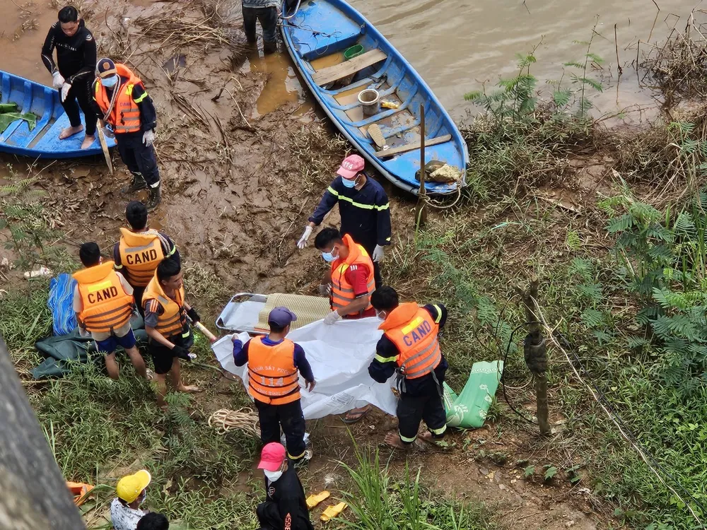 Đưa thi thể nạn nhân lên bờ