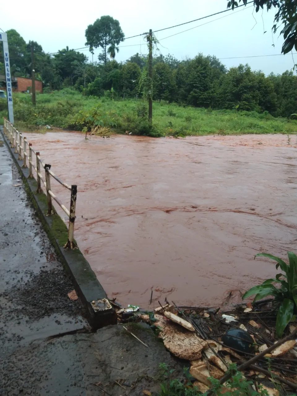 Lũ gây ngập cầu Rạt, TP Đồng Xoài trưa ngày 30-9