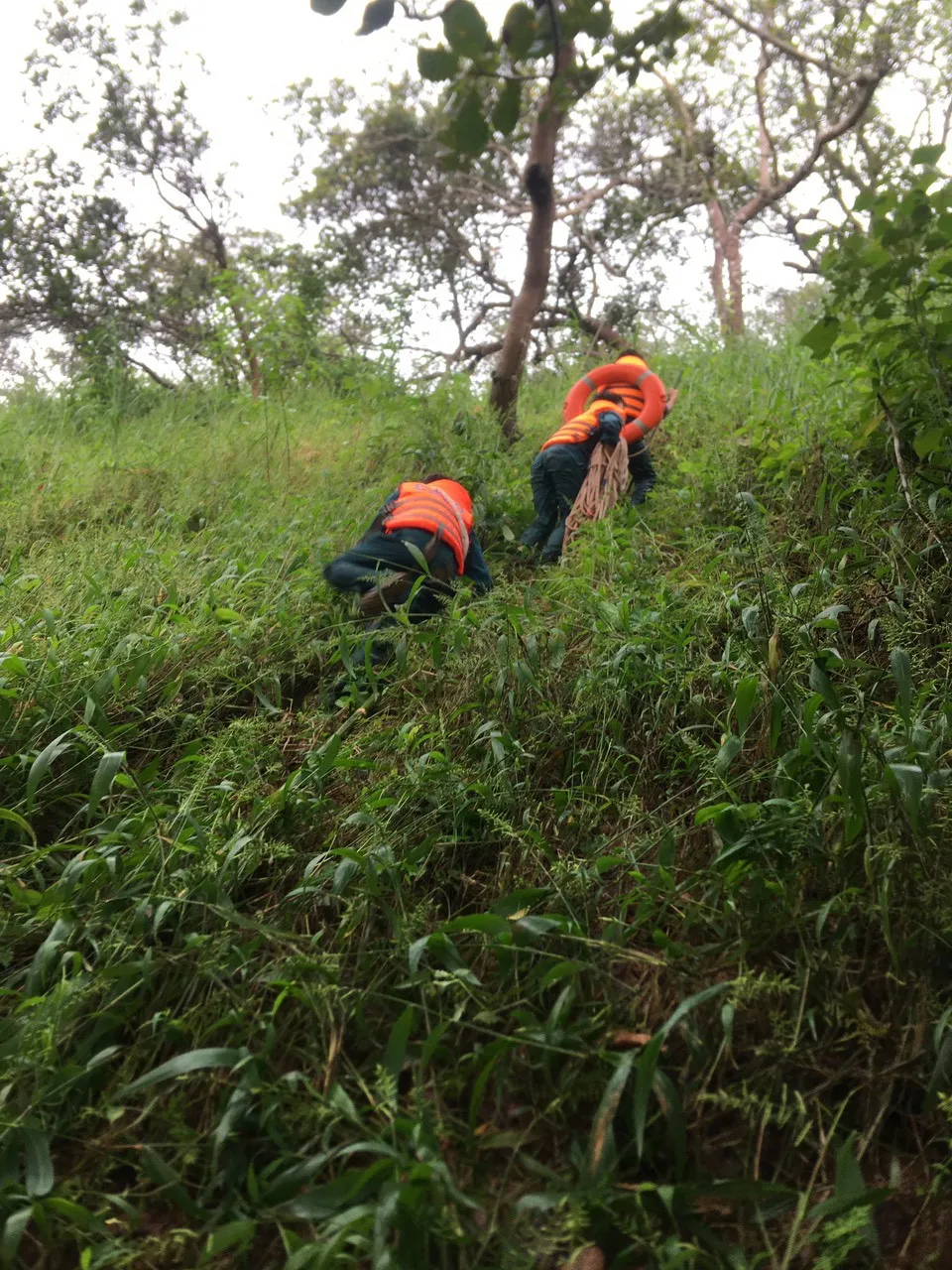 Lực lượng chức năng tìm kiếm nạn nhân