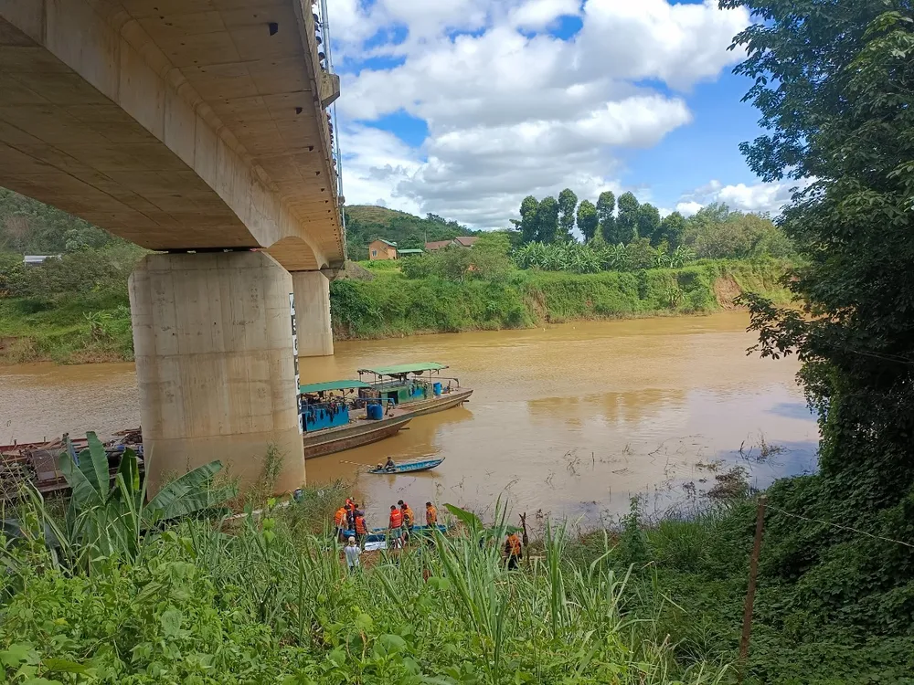 Lực lượng chức năng đưa thi thể nạn nhân lên bờ