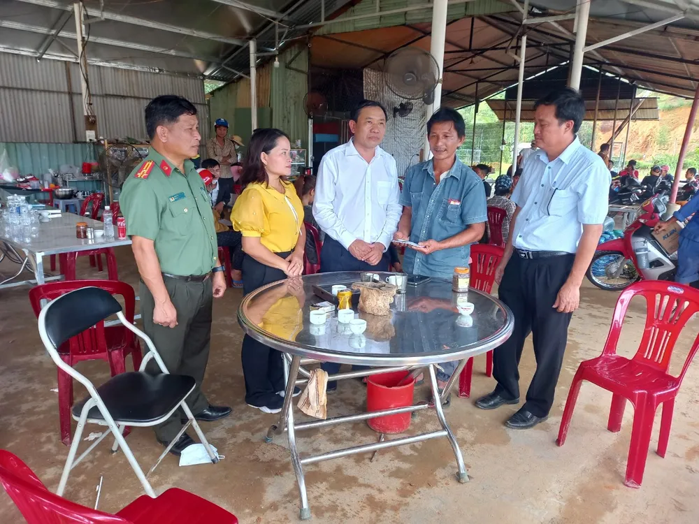 Ông Vũ Văn Mười (giữa), Chủ tịch UBND huyện Bù Đăng thăm hỏi, động viên, hỗ trợ gia đình nạn nhân