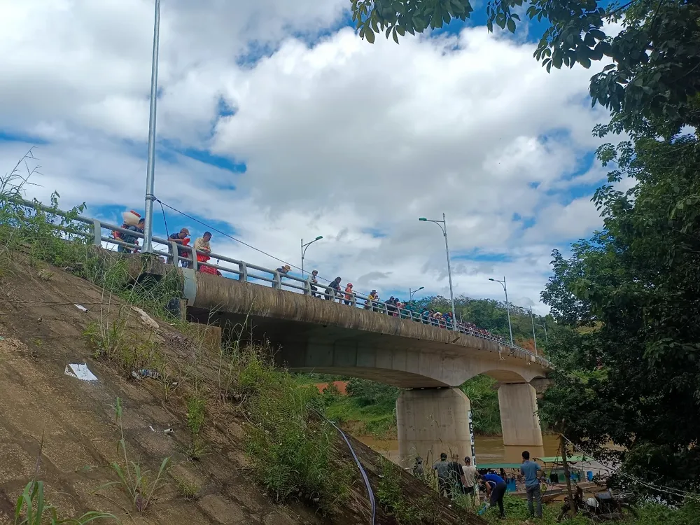 Người dân hiếu kỳ đến hiện trường theo dõi lực lượng chức năng đưa thi thể nạn nhân lên bờ