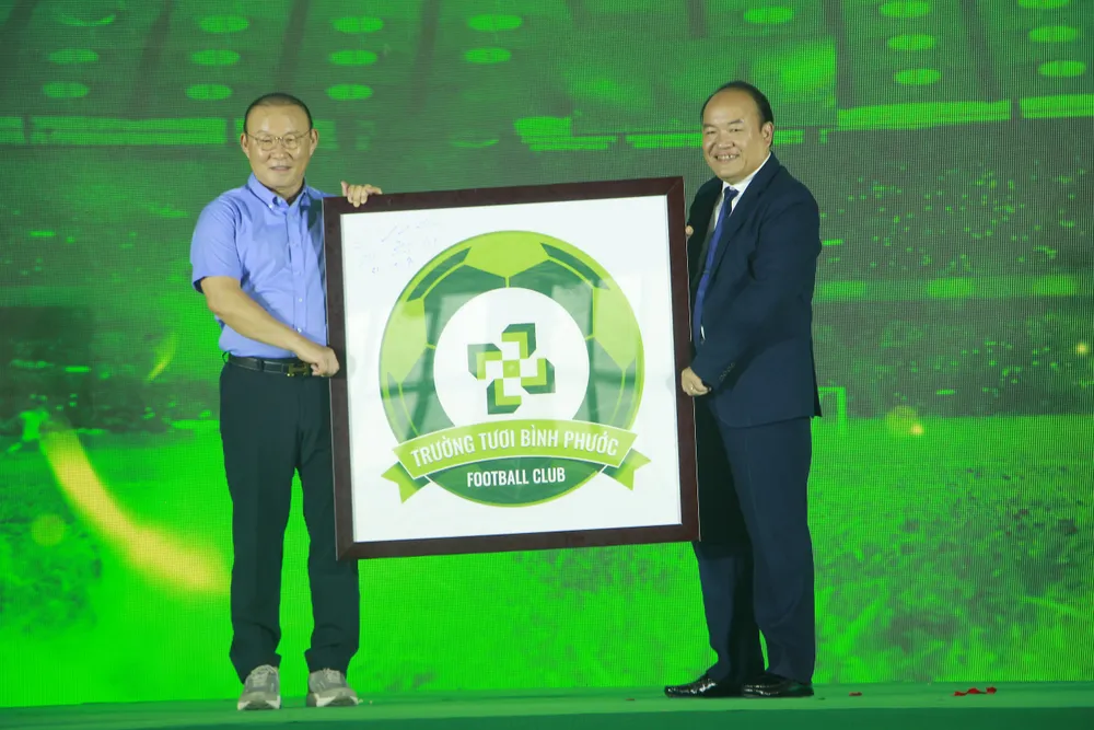 HLV Park Hang Seo tặng logo CLB cho ông Phạm Hương Sơn, Chủ tịch HĐQT Tập đoàn Trường Tươi tại buổi lễ HLV Park Hang Seo tặng logo CLB cho ông Phạm Hương Sơn, Chủ tịch HĐQT Tập đoàn Trường Tươi tại buổi lễ