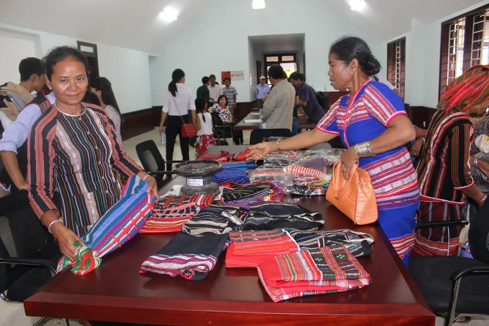 Sản phẩm dệt thổ cẩm của đồng bào dân tộc S'tiêng sóc Bom Bo được bày bán tại Khu Văn hóa dân tộc S'tiêng sóc Bom Bo