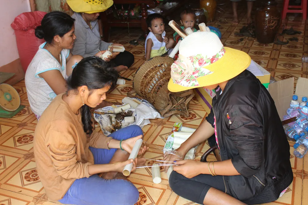 Đồng bào S'tiêng sóc Bom Bo, xã Bình Minh, huyện Bù Đăng chế biến cơm lam phục vụ du khách