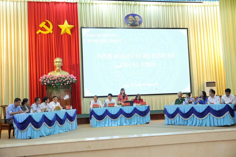 Các đại biểu tham dự thực nghiệm buổi sinh hoạt chi bộ mẫu ở khu dân cư Các đại biểu tham dự thực nghiệm buổi sinh hoạt chi bộ mẫu ở khu dân cư