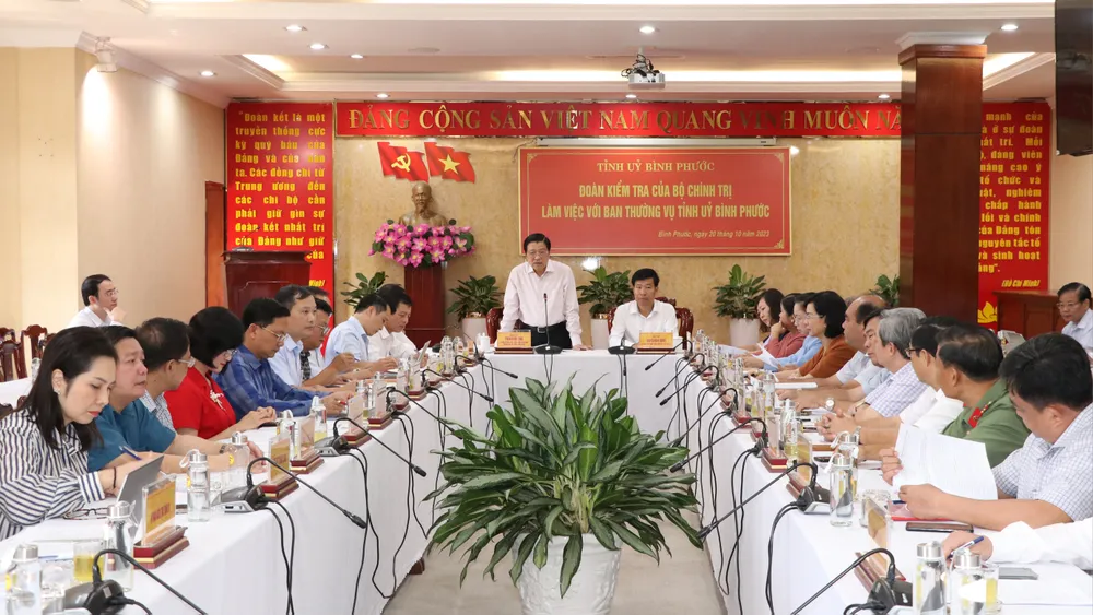 Các đồng chí tham dự buổi làm việc