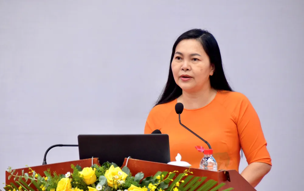 Bà Nguyễn Thị Nga, Giám đốc Trung tâm Bồi dưỡng đại biểu dân cử phát biểu tại hội nghị