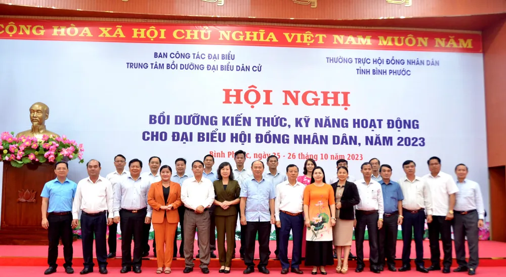 Các đại biểu chụp hình lưu niệm tại hội nghị