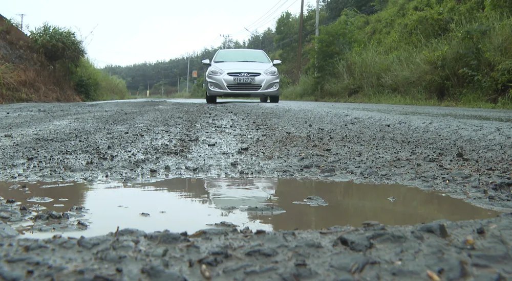 Nhiều ổ gà, hố sâu xuất hiện trên QL14, đoạn qua các xã Phú Sơn và Thọ Sơn, huyện Bù Đăng, tỉnh Bình Phước đã khiến tai nạn giao thông thường xuyên xảy ra