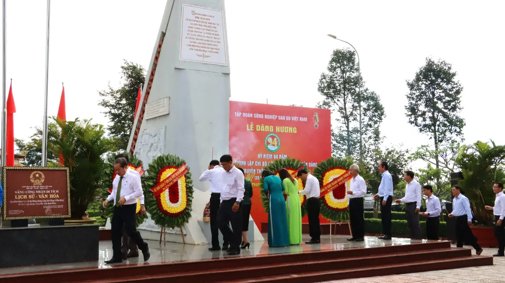 Các đại biểu thực hiện nghi thức dâng hương tại đài tưởng niệm