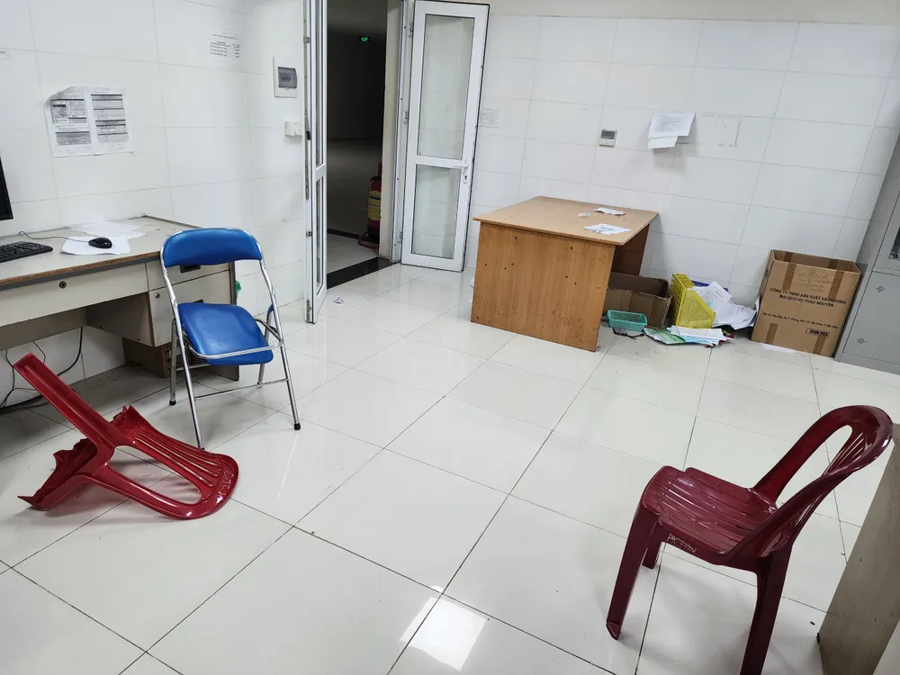 Hiện trường căn phòng nơi điều dưỡng Trương Ngọc Nghĩa làm việc bị xáo trộn