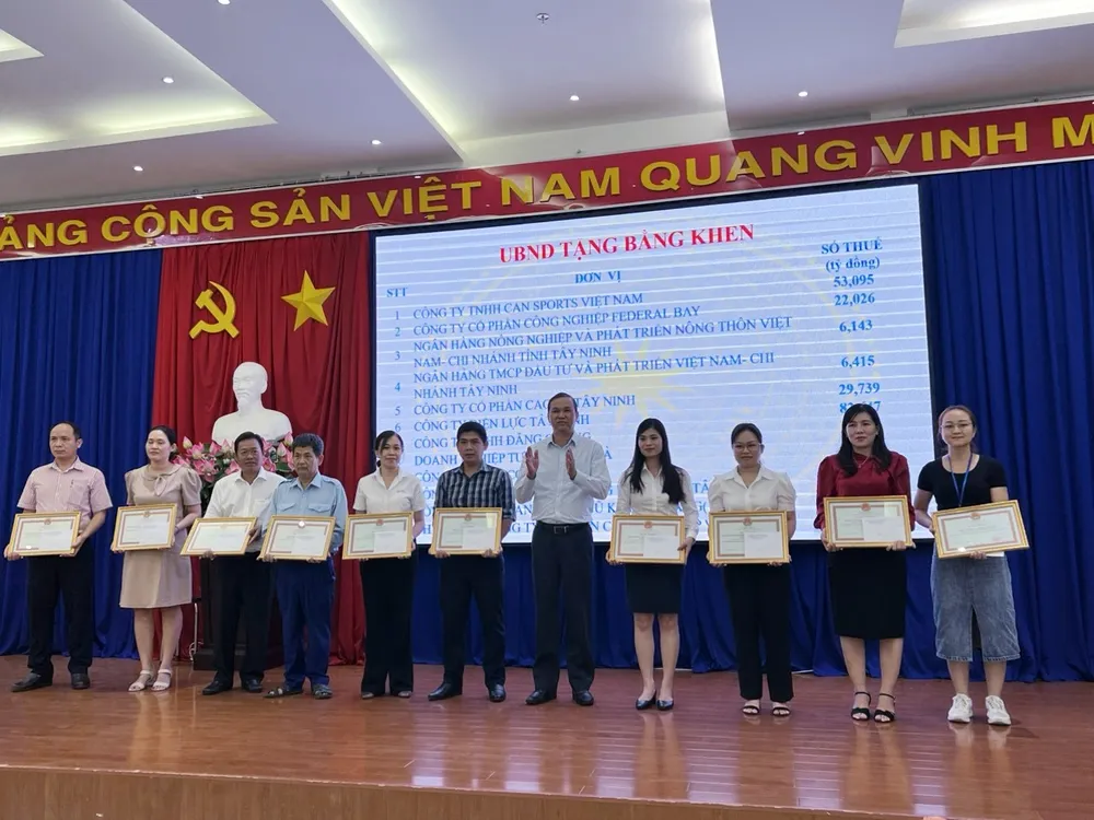 Tặng bằng khen của UBND tỉnh Tây Ninh cho các doanh nghiệp, cá nhân tiêu biểu thực hiện tốt chính sách, pháp luật thuế