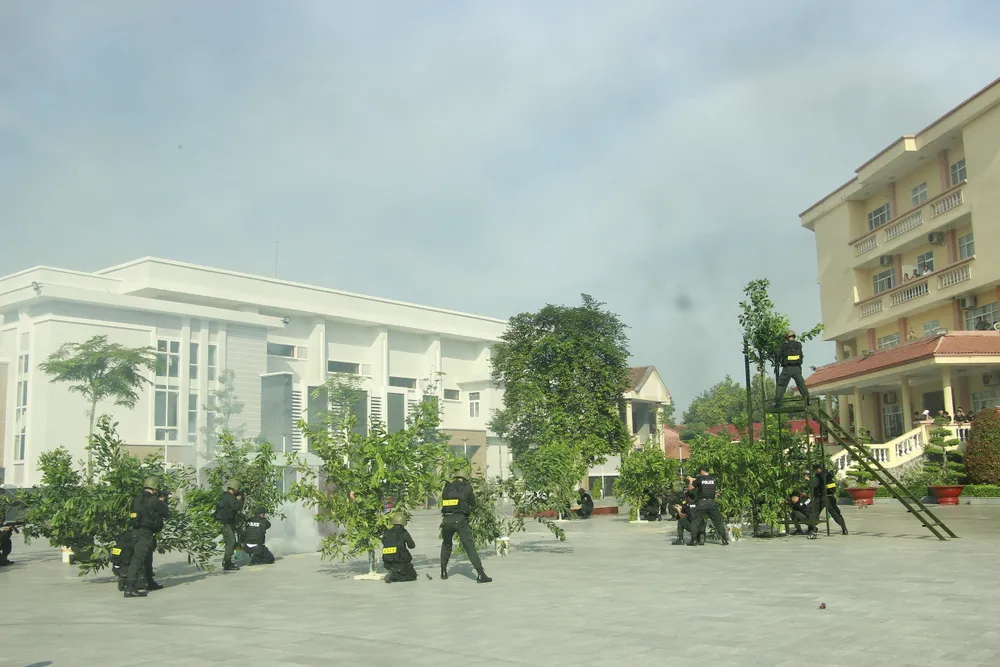 Các chiến sĩ CAND trình diễn nội dung kỹ thuật vận động chiến đấu, kết hợp vận dụng đánh địch ở đô thị và rừng núi tại Hội thi Điều lệnh, quân sự, võ thuật CAND tỉnh Bình Phước, diễn ra sáng 22-11