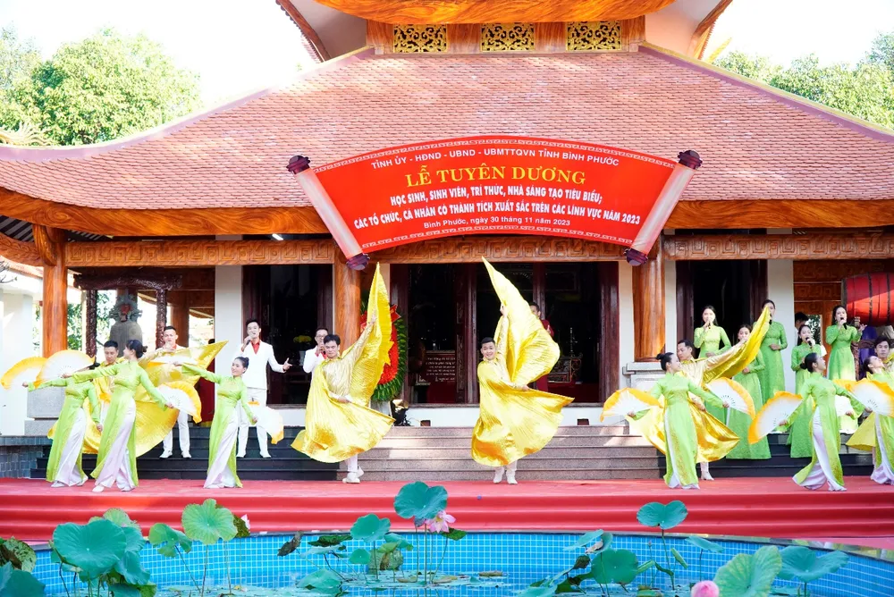 Một tiết mục văn nghệ chào mừng tại buổi lễ