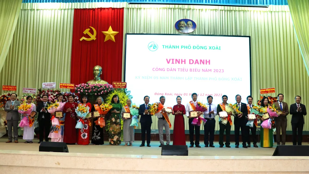 Lãnh đạo tỉnh Bình Phước tặng hoa chúc mừng TP Đồng Xoài Lãnh đạo tỉnh Bình Phước tặng hoa chúc mừng TP Đồng Xoài