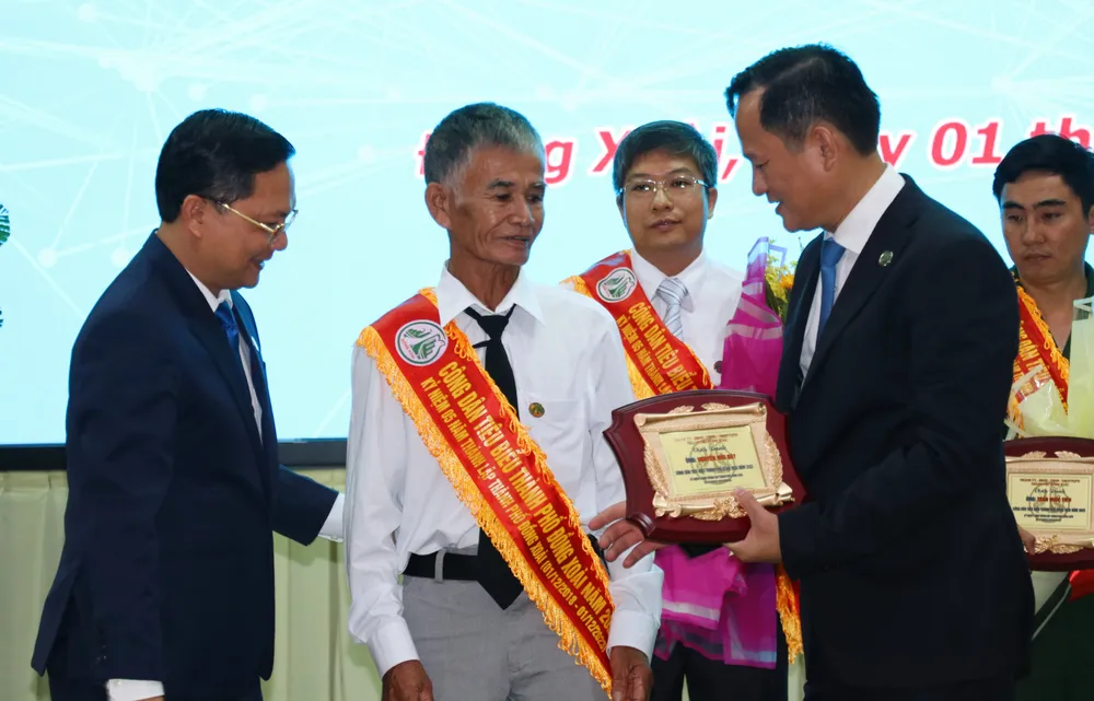 Lãnh đạo TP Đồng Xoài tuyên dương công dân tiêu biểu của thành phố có nhiều đóng góp trong xây dựng, kiến tạo thành phố trong 5 năm qua Lãnh đạo TP Đồng Xoài tuyên dương công dân tiêu biểu của thành phố có nhiều đóng góp trong xây dựng, kiến tạo thành phố trong 5 năm qua