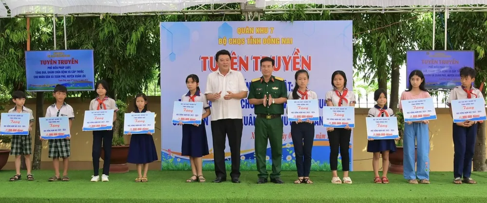 3-trong-nam-2023-bo-chqs-tinh-to-chuc-nhieu-dot-truyen-truyen-phap-luat-ket-hop-tang-hoc-bong-cho-hoc-sinh-co-hoan-canh-kho-khan-2433.jpg