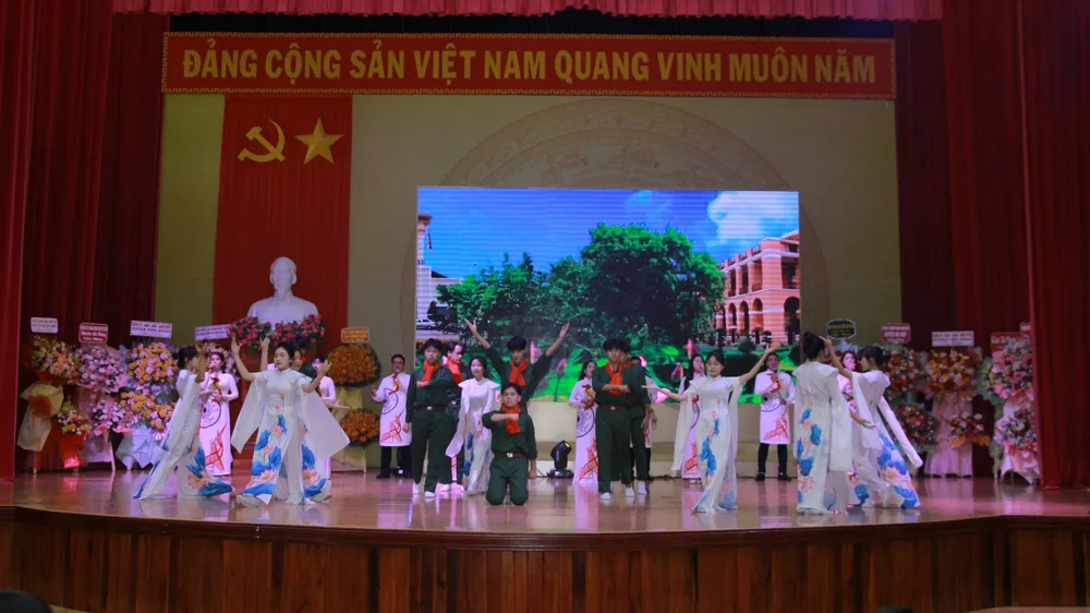 Một tiết mục văn nghệ tại buổi họp mặt kỷ niệm