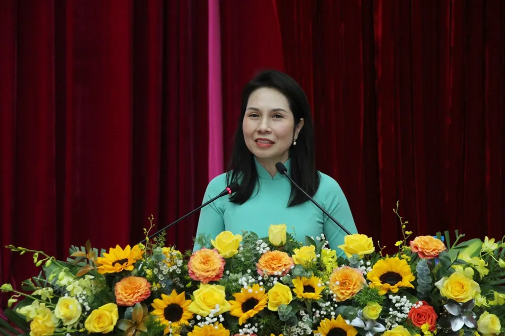 Đồng chí Huỳnh Thị Thùy Trang, Bí thư Thị ủy Phước Long đọc diễn văn tại buổi họp mặt kỷ niệm