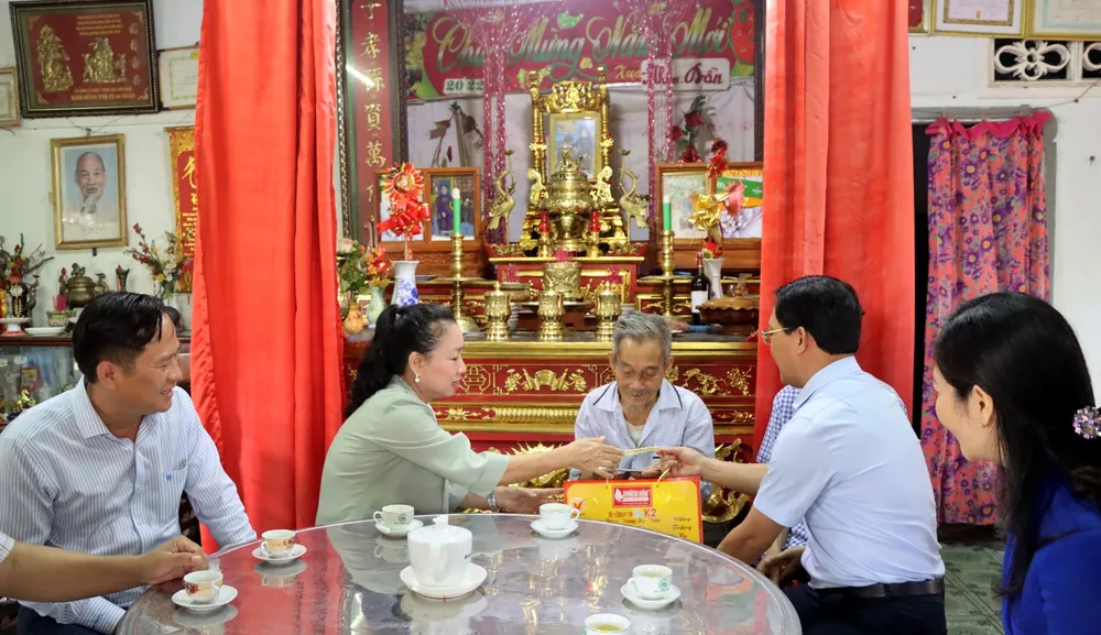 Lãnh đạo tỉnh Bình Phước thăm, tặng quà mẹ Việt Nam anh hùng và các đối tượng chính sách tại TP Đồng Xoài 