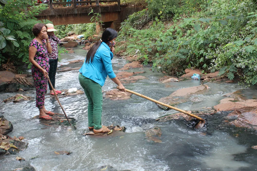 Nguồn nước con suối Làng Chín bị ô nhiễm nghiêm trọng do chất thải bẩn từ Công ty TNHH cao su Thuận Lợi thải ra. ảnh CHÍ PHONG (1).JPG