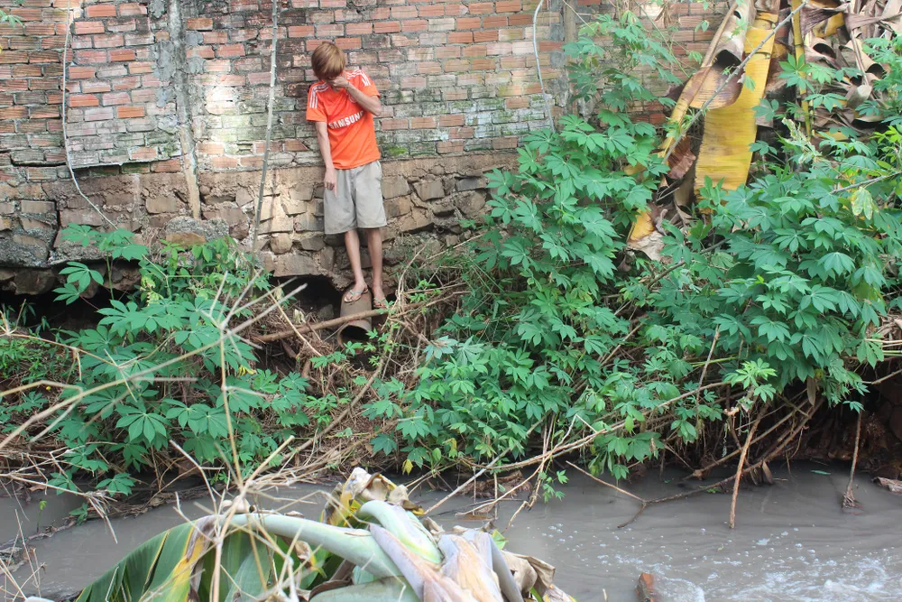 Nước khu vực chất thải của Công ty TNHH cao su Thuận Lợi thải ra suối Làng Chín có màu đen đục, mùi hôi nồng nặc. ảnh CHÍ PHONG (5).JPG