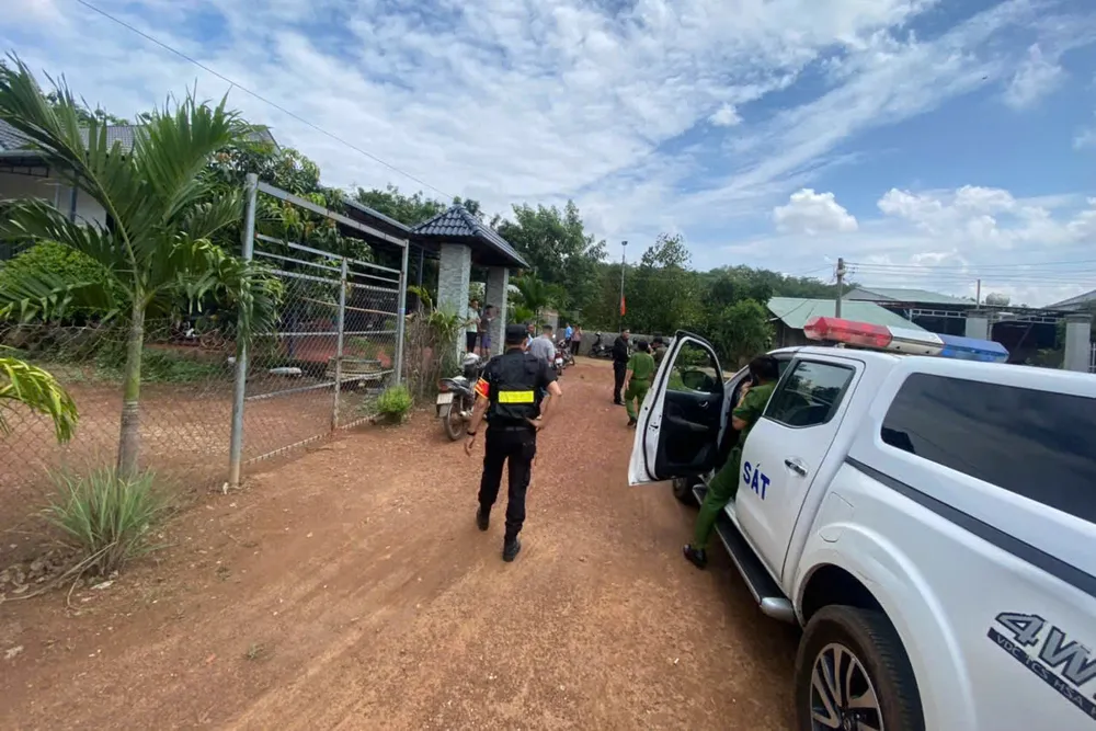 Công an đến hiện trường điều tra vụ án mạng