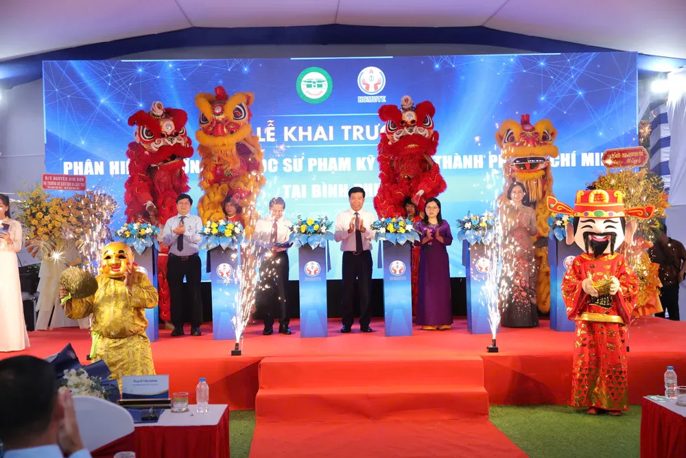 Các đại biểu thực hiện nghi thức khai trương Phân hiệu Trường Đại học Sư phạm Kỹ thuật TPHCM tại tỉnh Bình Phước